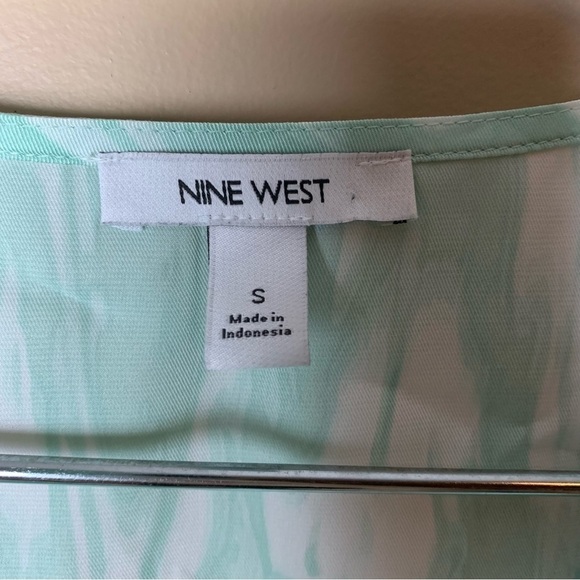 [Nine West] Blue/Green Water Colored Print Short Puff Sleeve Wrap Top - Picture 4 of 9